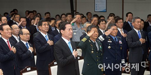 [포토]국민의례하는 송영무 신임 장관