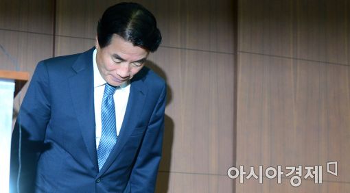 [포토]허리 숙인 이장한 종근당 회장