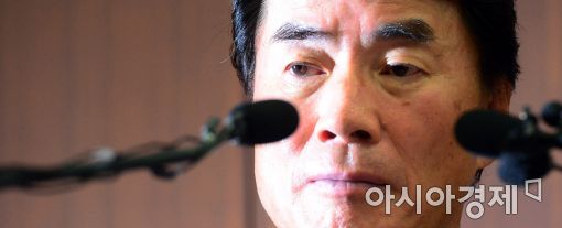 [포토]굳은 표정의 이장한 종근당 회장