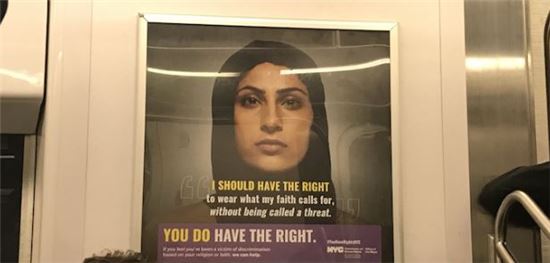 미국 뉴욕 지하철 내에 걸려있는 히잡 쓴 여인 광고. (사진=트위터 캡처)