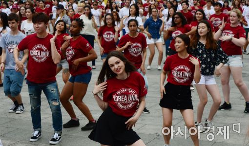 [포토]K팝에 맞춰 춤추는 고려대 국제하계대학