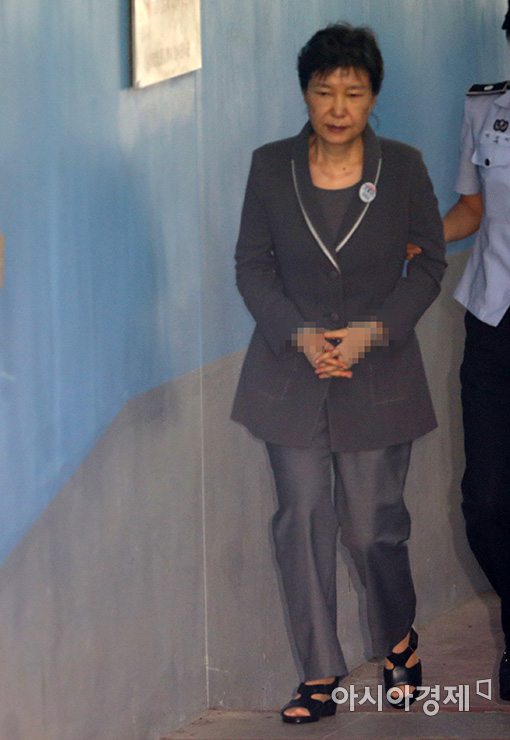 '발가락 부상' 박근혜 전 대통령 일주일만에 법정 출석