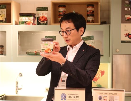 CJ제일제당 패키징센터의 이병국 연구원이 김치 포장 기술에 대해 설명하고 있다.