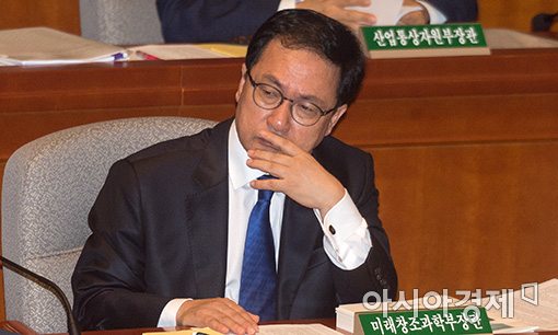 유영민 장관 첫번째 입법안 '4차산업혁명위 설치'
