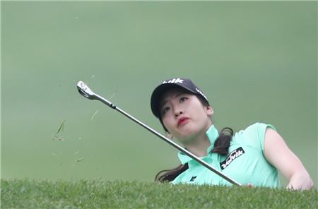 한상희가 카이도여자오픈 첫날 7번홀에서 아이언 샷을 한 뒤 타구를 바라보고 있다. 사진=KLPGA