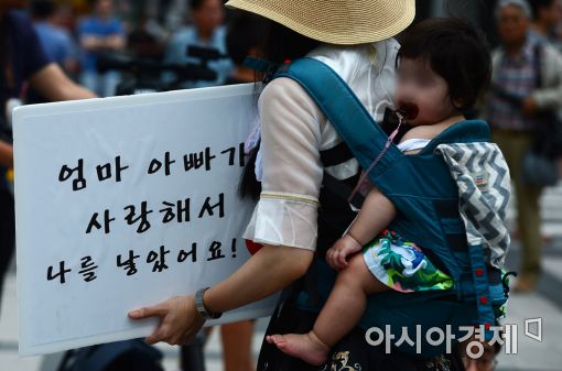 [포토]갓난아이 업은 채… 동성애 반대집회