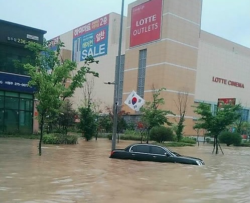 청주 도심 도로에서 물에 잠긴 차량(사진=연합뉴스)