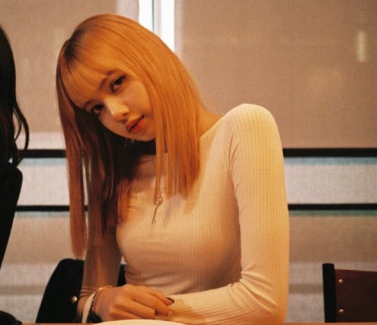 블랙핑크, 리사 ‘시선’ 가는 몸매…‘이 정도였어?’ ‘시크’한 눈빛까지