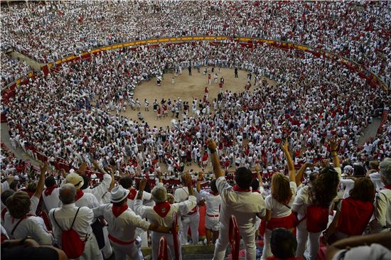 15일(현지시간) 스페인 소몰이 축제를 즐기기 위해 수천명의 사망들이 운집해있다. 팜플로나(스페인)=AP연합