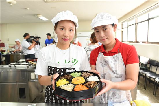 한국요리대회에 참가한 참가자들이 직접만든 요리를 뽐내고 있다. 