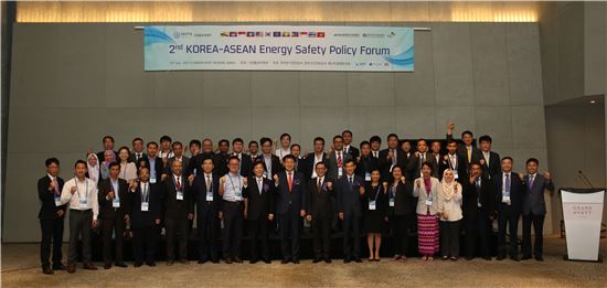  ‘제2차 한·아세안 에너지안전 정책포럼’에 참석한 아세안 회원 각국 대표단과 관계자들이 기념사진을 찍고 있다.
