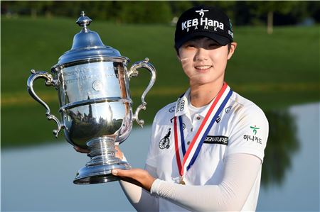 박성현이 US여자오픈 최종일 우승 직후 트로피를 들고 환하게 웃고 있다. 