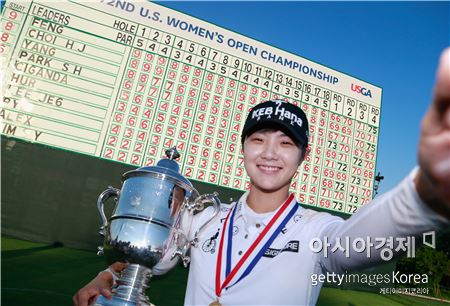 박성현이 US여자오픈 최종일 우승 직후 트로피를 들고 셀카를 찍고 있다. 베드민스터(美 뉴저지주)=Getty images/멀티비츠 