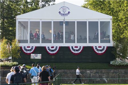 도널드 트럼프 미국 대통령이 'US여자오픈 챔프' 박성현이 스코어 카드를 제출하기 위해 VIP 텐트 앞을 지나가는 순간 박수를 치며 축하하고 있다.