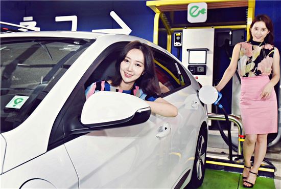 17일 서울 홈플러스 강서점에서 모델이 전기차 충전을 시연하고 있다. 