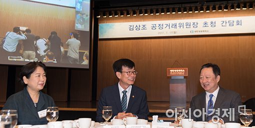 [포토]이야기 나누는 현정은·김상조·박용만