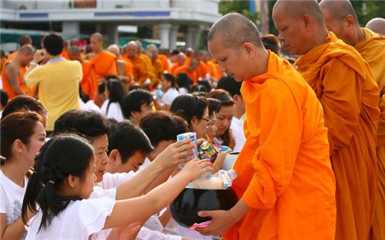 하루 한끼먹는다는 태국 승려들, 왜 48%가 비만일까?