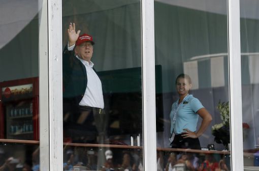 [이미지출처=AP연합뉴스] 도널드 트럼프 미국 대통령이 자신이 소유한 골프장에서 열린 US오픈 골프대회에서 손을 흔들어 보이고 있다. 