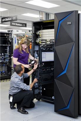 IBM이 강력한 차세대 거래 시스템 'IBM Z'를 공개했다. 하루 120억건 이상의 암호화된 거래를 처리할 수 있다. 애플리케이션, 클라우드 서비스 혹은 데이터베이스와 관련된 모든 데이터의 상시 암호화가 가능한 암호화 엔진을 도입한 것이 특징이다.