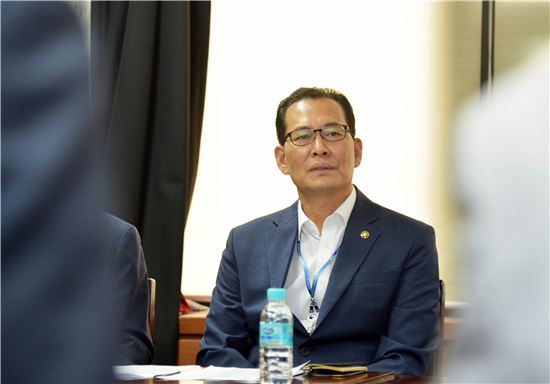 기재부, 최저임금 관련 첫 TF 회의 개최…지원대상·금액 논의