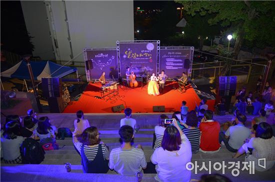 전남 순천시가 내달 18일부터 20일까지 문화의 거리 일원에서 개최되는 ‘순천 문화재 달빛 야행(夜行)’ 프로그램에 참여할 단체를 공모한다.
