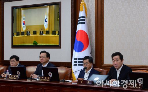 [포토]국무회의 주재하는 이낙연 총리
