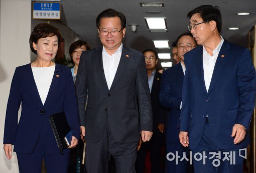 [포토]국무회의 참석하는 김현미·김부겸·이기권