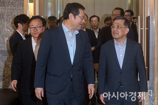 [포토]간담회 참석하는 이용섭·권오현