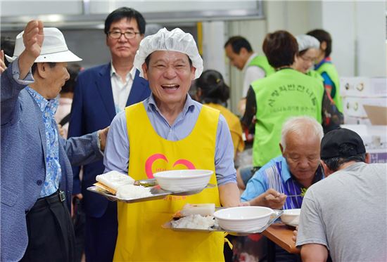 윤장현 광주시장, ‘사랑의 쉼터’ 배식 봉사