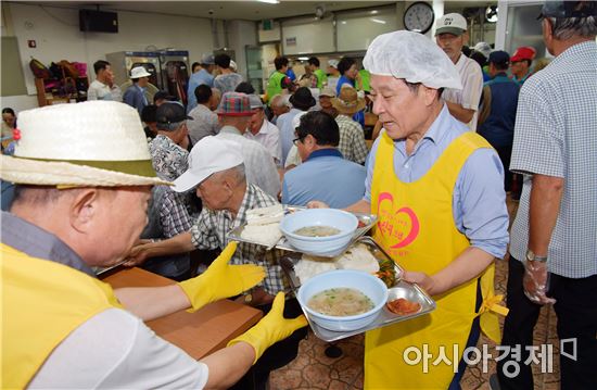 윤장현 광주시장, ‘사랑의 쉼터’ 배식 봉사