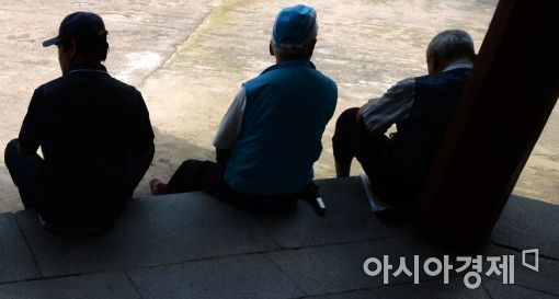 30년 후 암담해지는 韓경제…"정년제 폐지·고령자도 일해야"(종합)