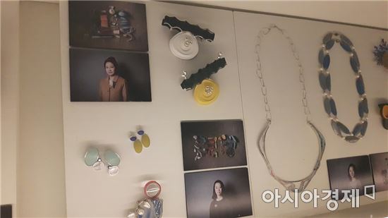 '재주도 좋아'는 제주도에서 나온 쓰레기를 활용해 작품을 만든다. 쓰레기를 모아다 준 의뢰인은 액세서리로 돌려받기도 한다.[사진=김세영 기자]