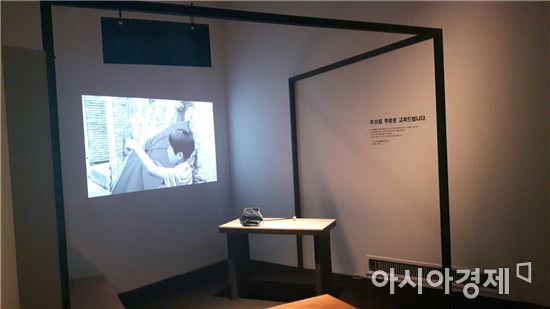 신용식 씨는 매주 토요일 전시장에서 무상으로 우산을 수리해 줄 계획이다. [사진=김세영 기자]