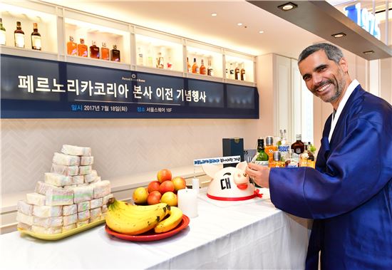 장투불 페리노리카코리아 대표가 본사 이전 기념 행사에 참석한 모습.
