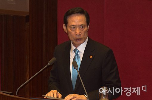 [포토]인사말하는 송영무 국방장관
