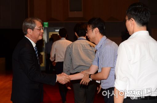 [포토]직원들과 악수하는 임종룡
