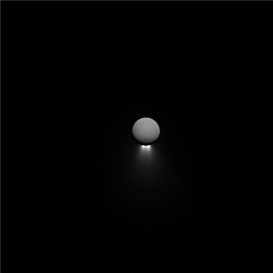 ▲카시니 호가 찍은 엔켈라두스의 남극 제트. 마치 빛을 뿜으며 날아가고 있는 모습이다. [사진제공=NASA]