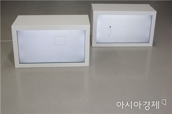 Ball boy, Fase (installation)_steel, 32-inch TV panel_dimensions variable_2017