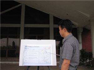 한ㆍ미얀마 경제협력 산업단지 개발사업(KMIC)이 예정된 미얀마 양곤주 부지에서 신효섭 LH 현지 사무소 소장이 사업 계획을 설명하고 있다. 