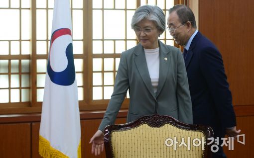 [포토]반기문 전 사무총장 자리 안내하는 강경화