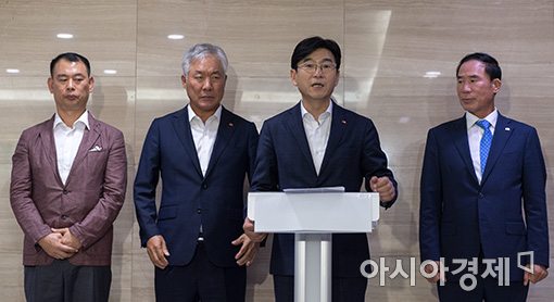 박기영 프랜차이즈협회장(오른쪽 두번째)이 여의도 중소기업중앙회에서 공정위 가맹 대책과 관련해 기자회견을 하고 있다. 