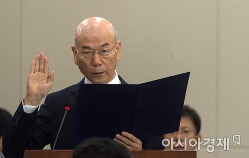 이효성 방송통신위원회 위원장 후보자가 19일 국회 인사청문회장에서 선서를 하고 있다.
