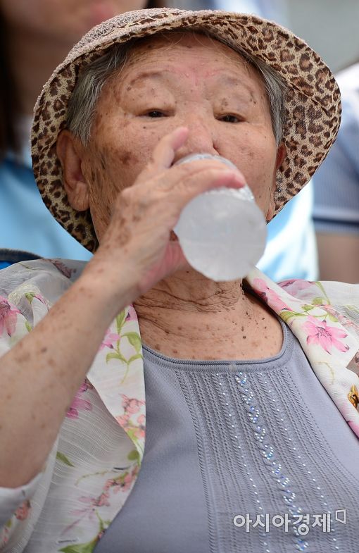 [포토]얼음물 마시는 길원옥 할머니