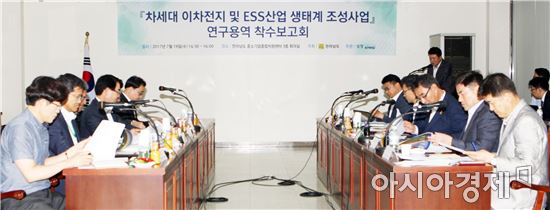 우기종 전남도 정무부지사가 19일 오후 무안군 삼향읍 전라남도중소기업종합지원센터에서 열린 차세대 이차전지 및 ESS산업 생태계 조성사업 연구용역 착수보고회를 주재하고 있다. 사진제공=전남도