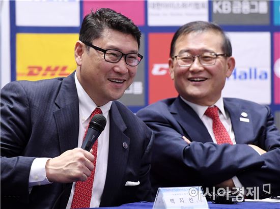 백지선 감독(왼쪽)과 정몽원 대한아이스하키협회장이 태릉선수촌 챔피언하우스에서 열린 미디어데이행사에서 기자회견 도중 미소를 보이고 있다 [사진=김현민 기자]