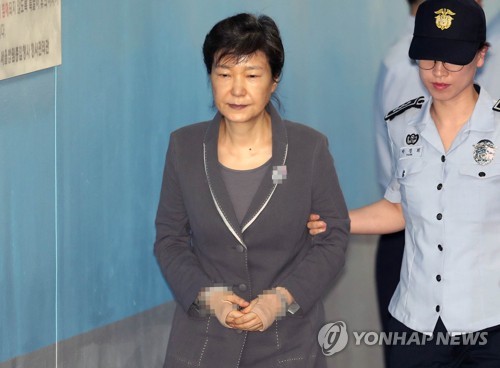 박근혜 전 대통령이 17 오전 재판에 출석하기 위해 서울 서초구 중앙지법에 도착해 법정으로 향하고 있다. (사진=연합뉴스)