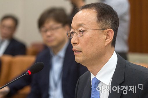 [포토]답변하는 백운규 산업장관 후보자