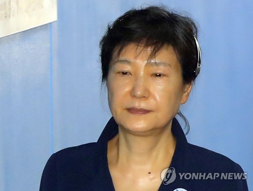 박근혜 전 대통령이 6일 오전 서울 서초구 서울중앙지법에서 열린 '제3자 뇌물' 32회 속행공판에 출석하기 위해 호송차에서 내려 법정으로 향하고 있다. [이미지출처=연합뉴스]
