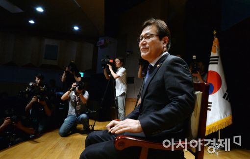 [포토]금융위원장 자리에 오른 최종구