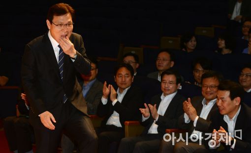 [포토]단상 오르는 최종구 금융위원장